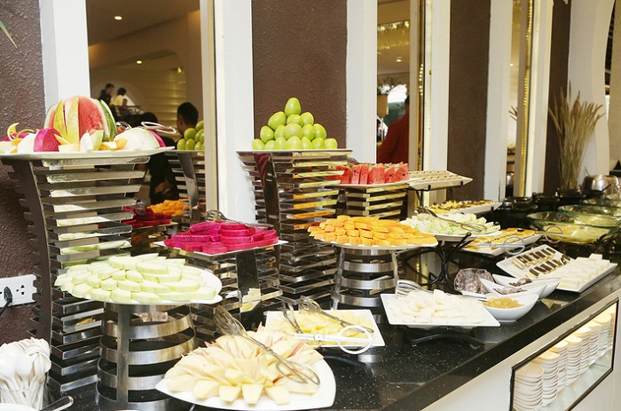 Có nhiều ưu điểm nổi bật khi sử dụng kệ trưng bày thức ăn buffet