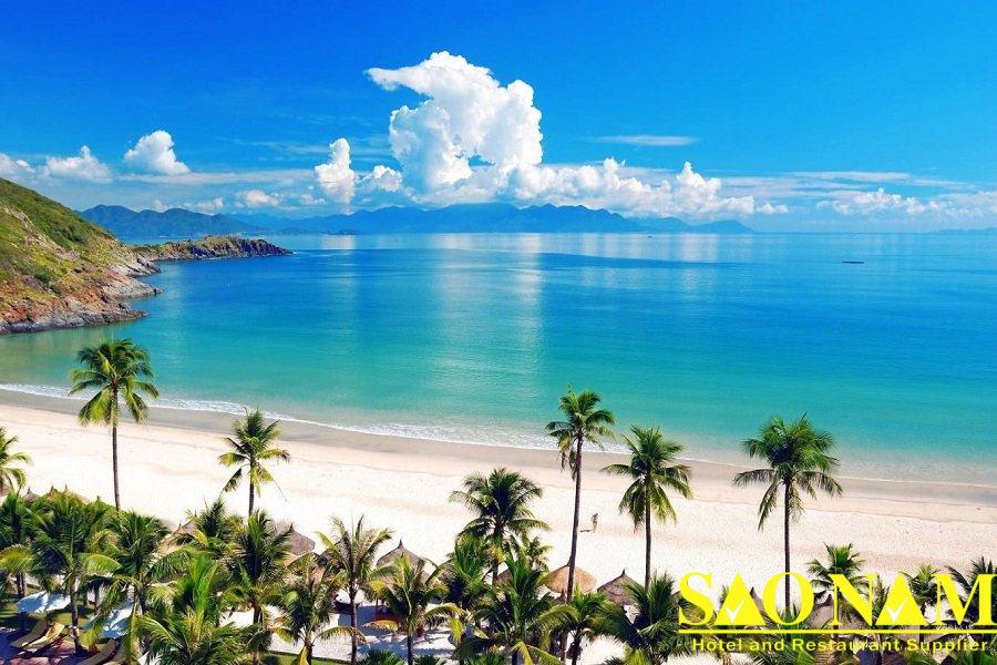 Nha Trang nổi tiếng với " biển xanh cát trắng nắng vàng"